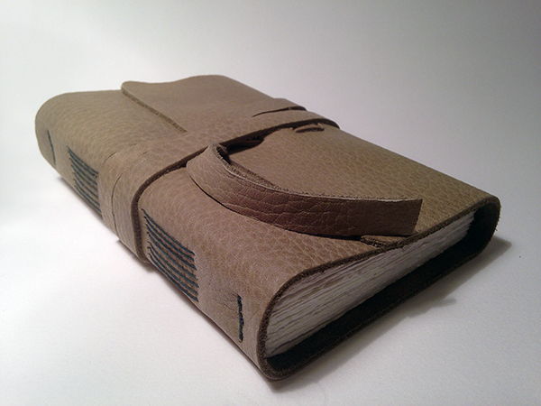 Cuaderno de cuero A6 encuadernación punto largo / traveler journal long stitch binding - ©