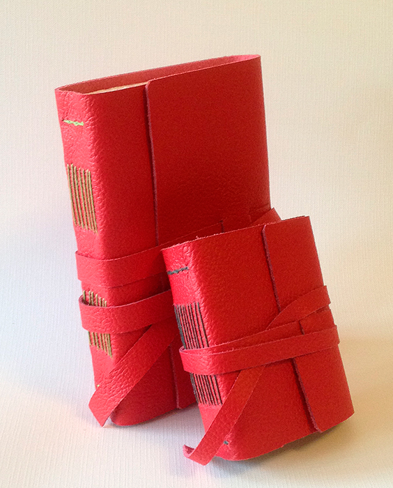 Cuaderno de cuero A6 y A7 encuadernación punto largo / Traveler journal long stitch binding - © Lucía Gómez Serra